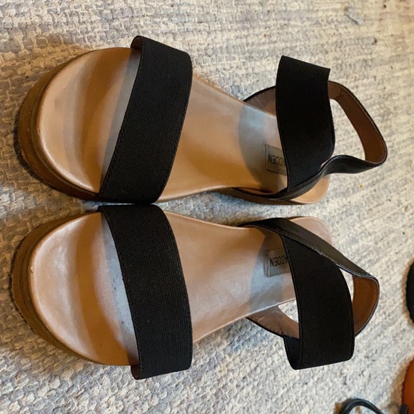 Platform sandals. - Picture 2 of 2